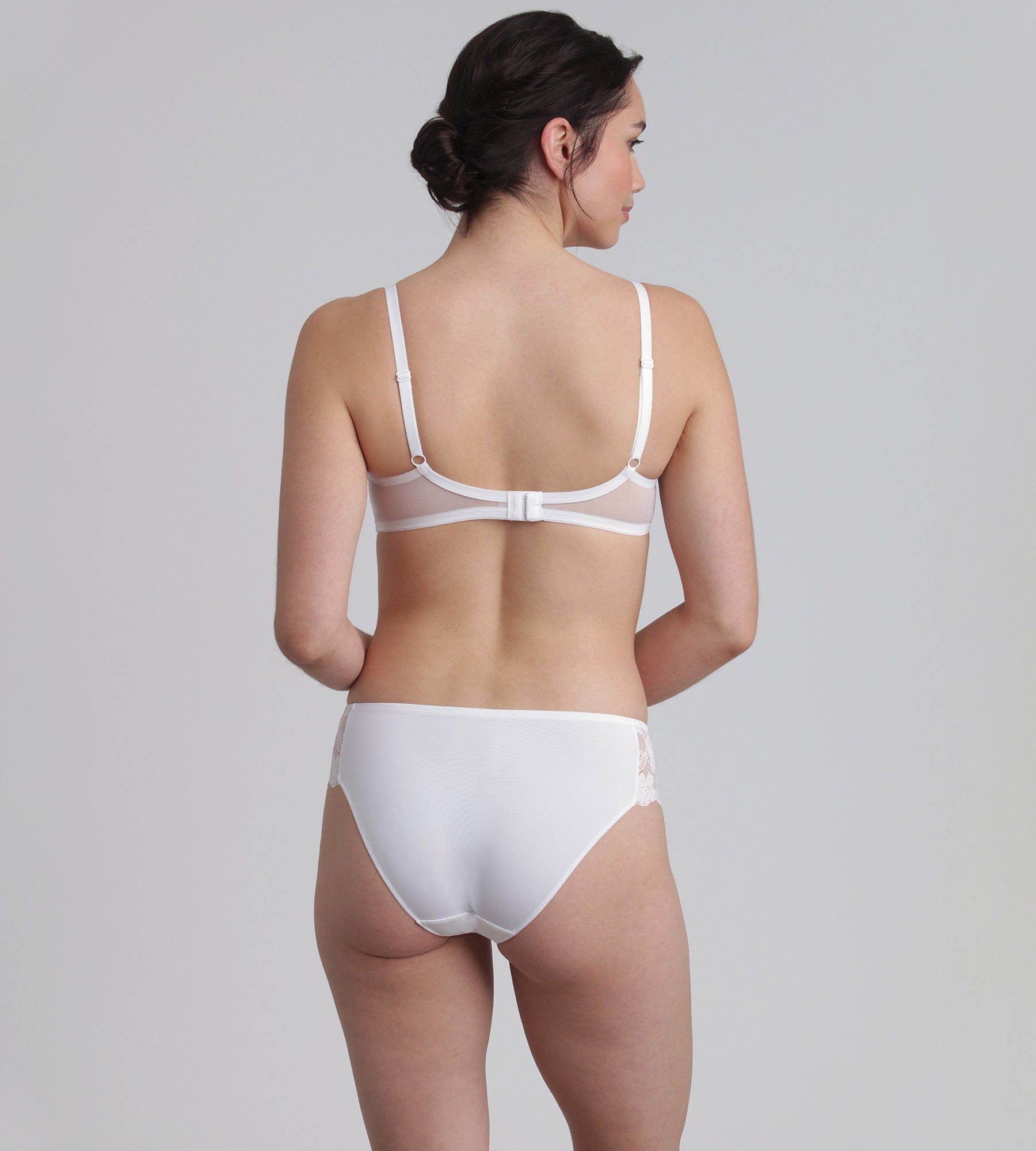 Playtex® Sujetador de encaje de media copa blanco Essential Elegance
