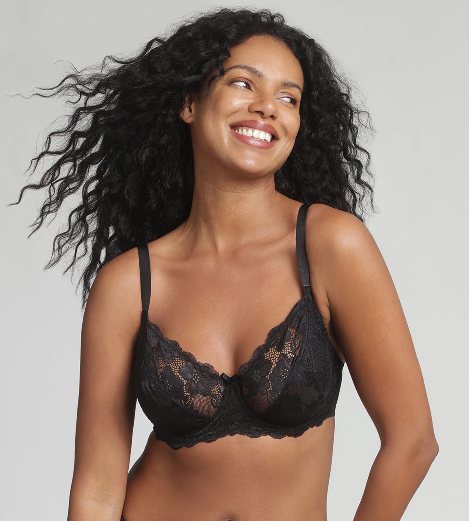 Playtex® Sujetador de encaje de media copa negro Essential Elegance
