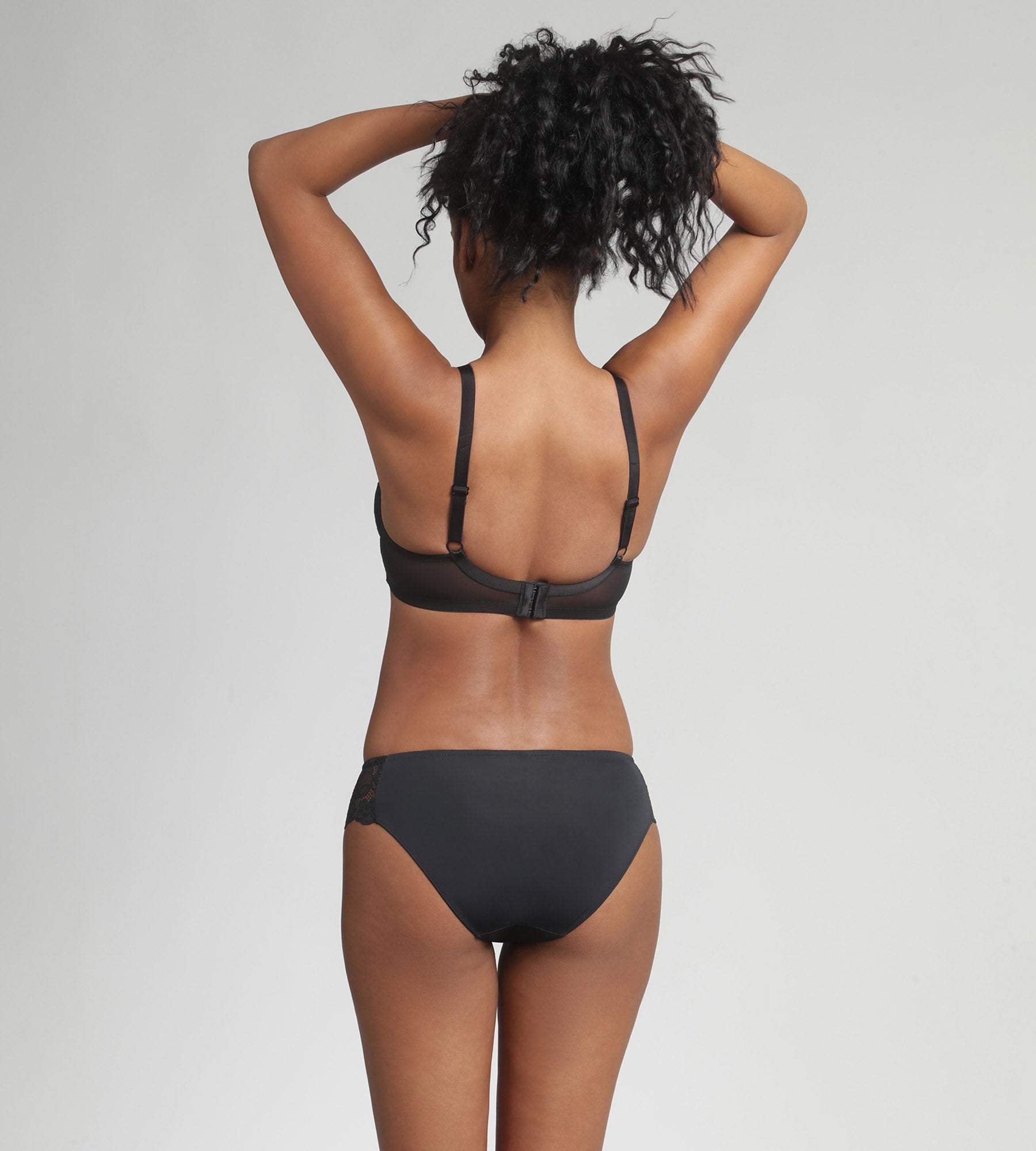 Playtex® Sujetador de encaje de media copa negro Essential Elegance